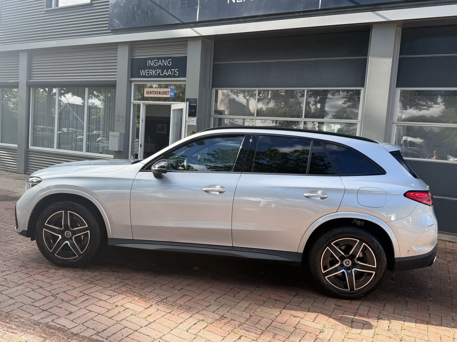 Mercedes-Benz GLC 300e 4MATIC AMG Line | Panorama | Burmeste, Auto's, Mercedes-Benz, Automaat, Automatische klimaatregeling, Gebruikt