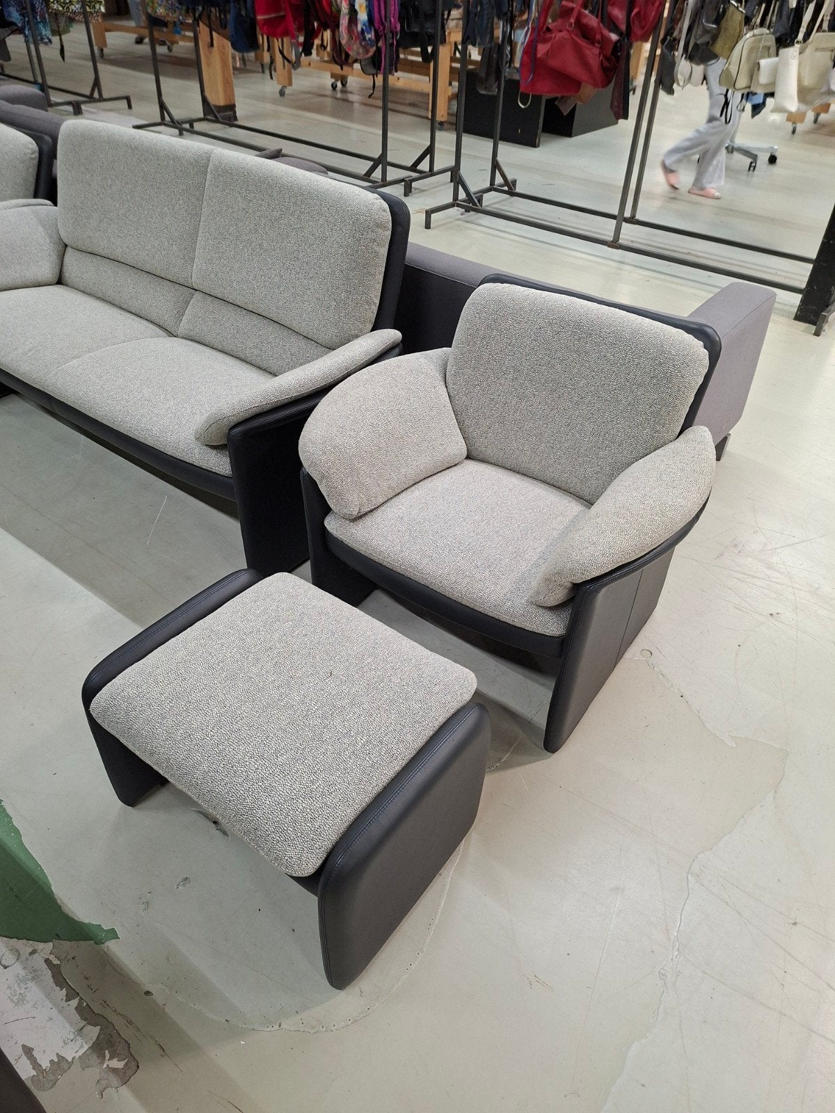 Leolux 2 bankstellen  met fauteuil en poef, Leolux, Info@leolux.nl, Driepersoons, 75 tot 100 cm