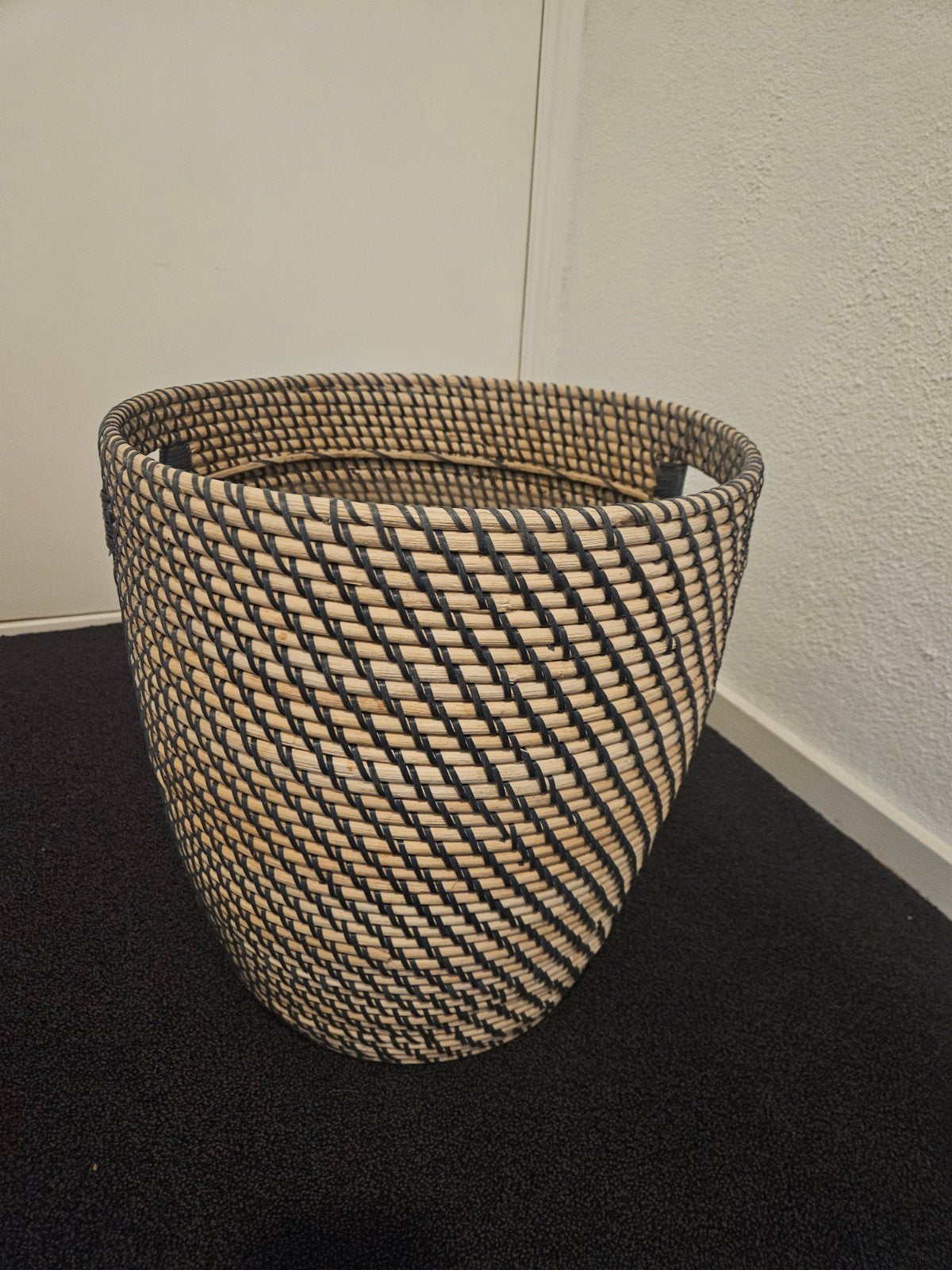 Stijlvolle gevlochten bloempot/mand, Ophalen, Overige materialen, Rond, Binnen