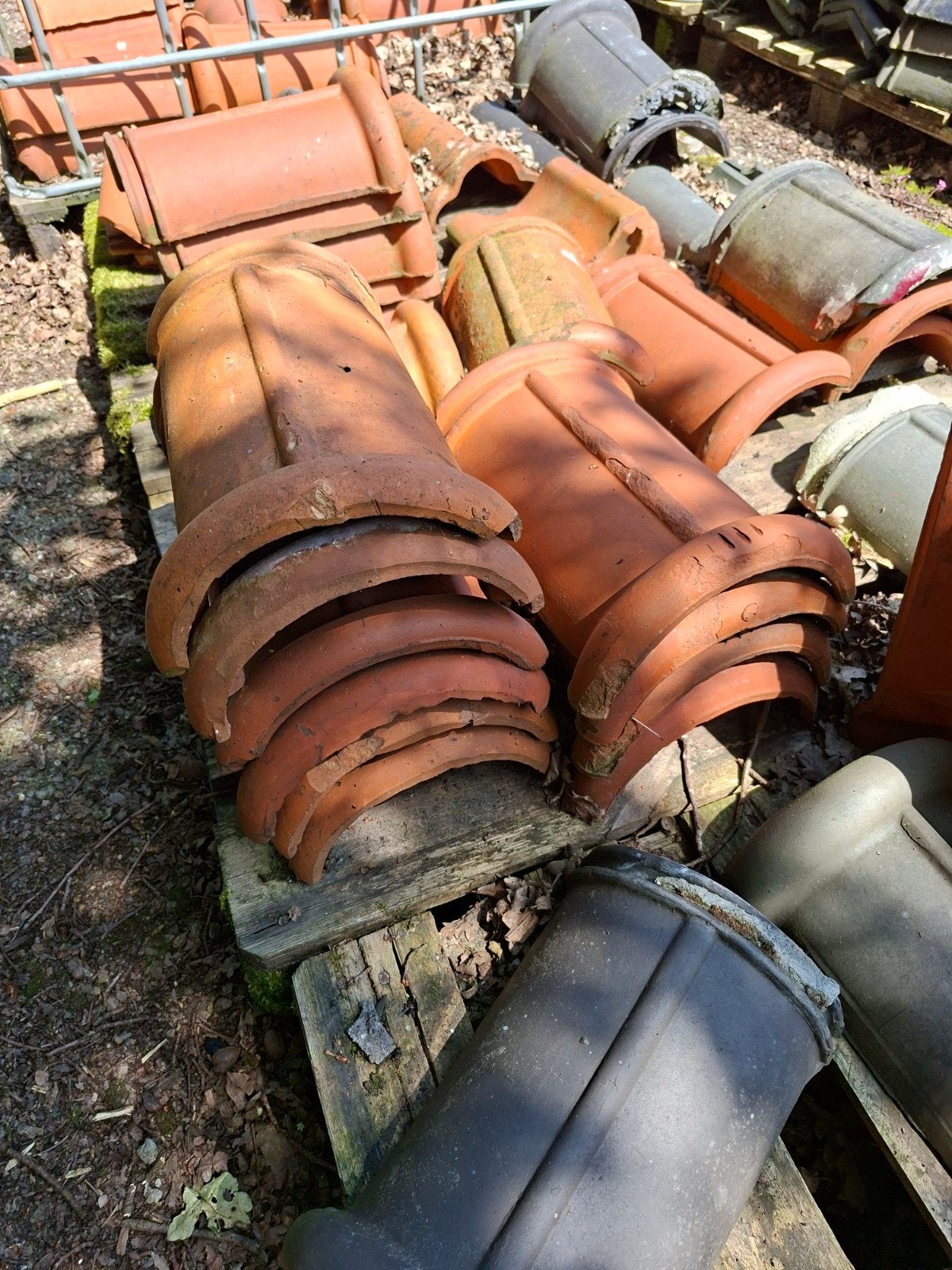 Diverse dakpannen, hulpstukken, gevelpannen en nokvorsten, Ophalen