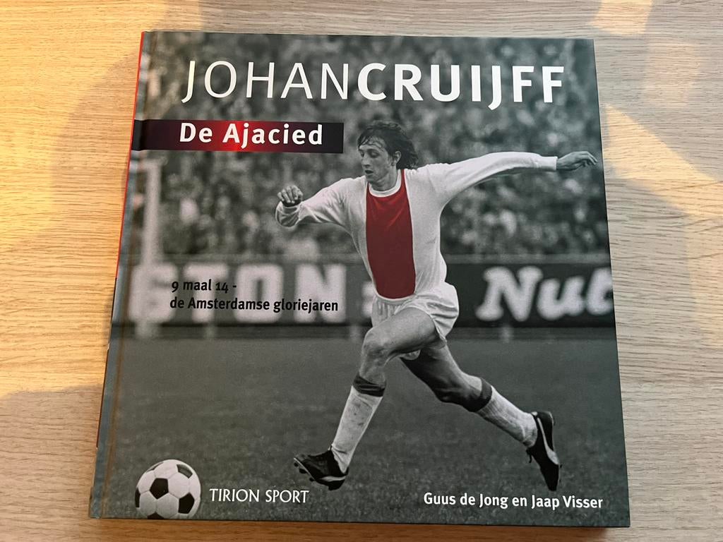 J. Visser - Johan Cruijff - De Ajacied, Zo goed als nieuw, Sport, J. Visser; G. de Jong, Ophalen of Verzenden