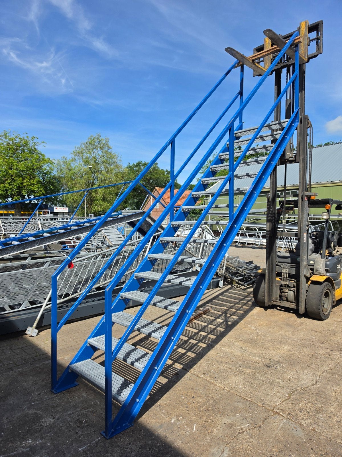 Stalen trap blauw. Hoog 3,35 mtr. Nor098 / Nor099, Doe-het-zelf en Verbouw, Ladders en Trappen, Ophalen, 2 tot 4 meter