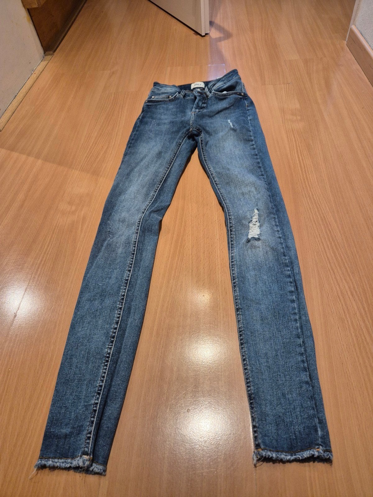 ONLY Slim Jeans XS/34 - Raw Hem & Distressed Details, Kleding | Dames, Ophalen of Verzenden, Zo goed als nieuw, Blauw, W27 (confectie 34) of kleiner