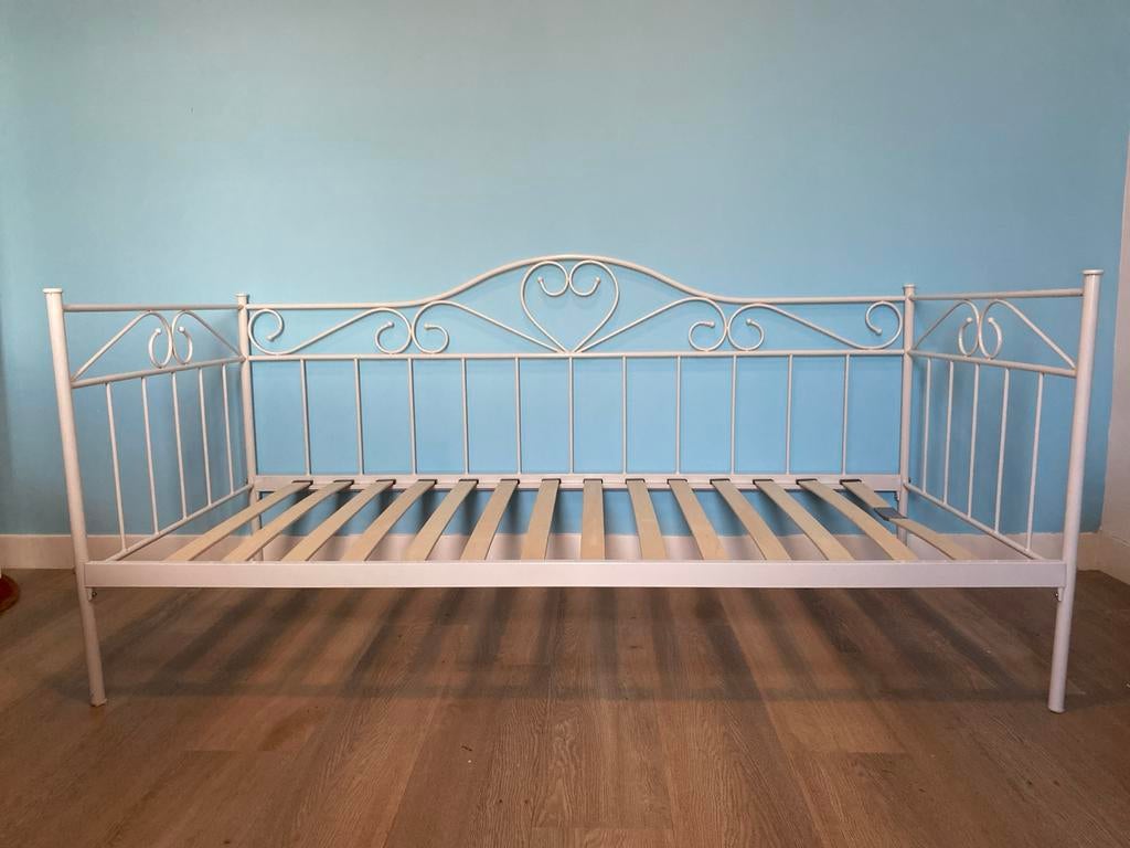 Wit metalen ikea  bedframe met sierlijke details - 90x200 cm, Huis en Inrichting, Slaapkamer | Bedden, Ophalen, Gebruikt, 90 cm