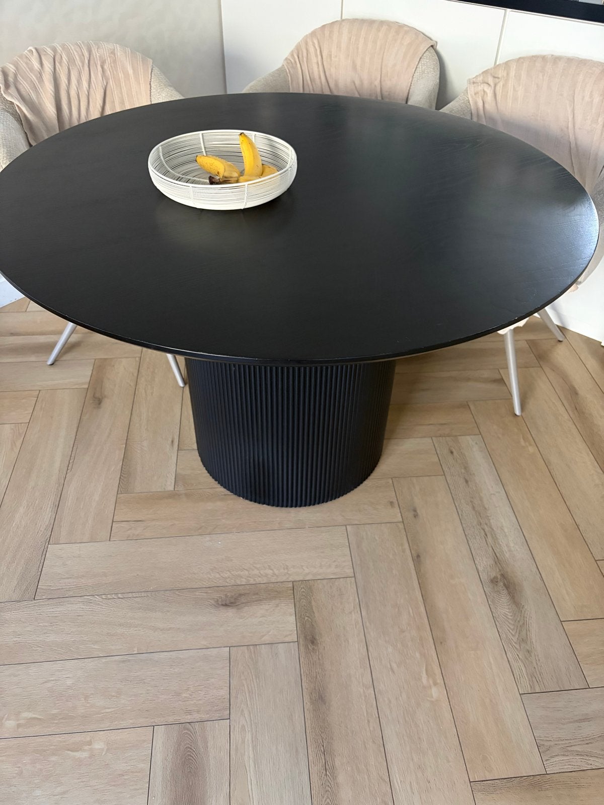 Moderne zwarte ronde eettafel met geribbelde voet, 100 tot 150 cm, Rond, Ophalen of Verzenden, Zo goed als nieuw