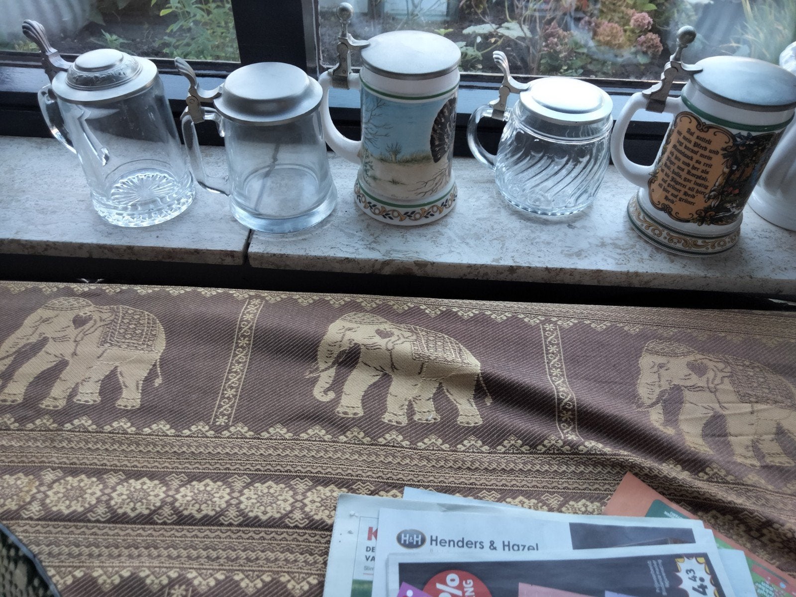 5 bierpullen, diverse materialen, hoogste 19 cm, Ophalen