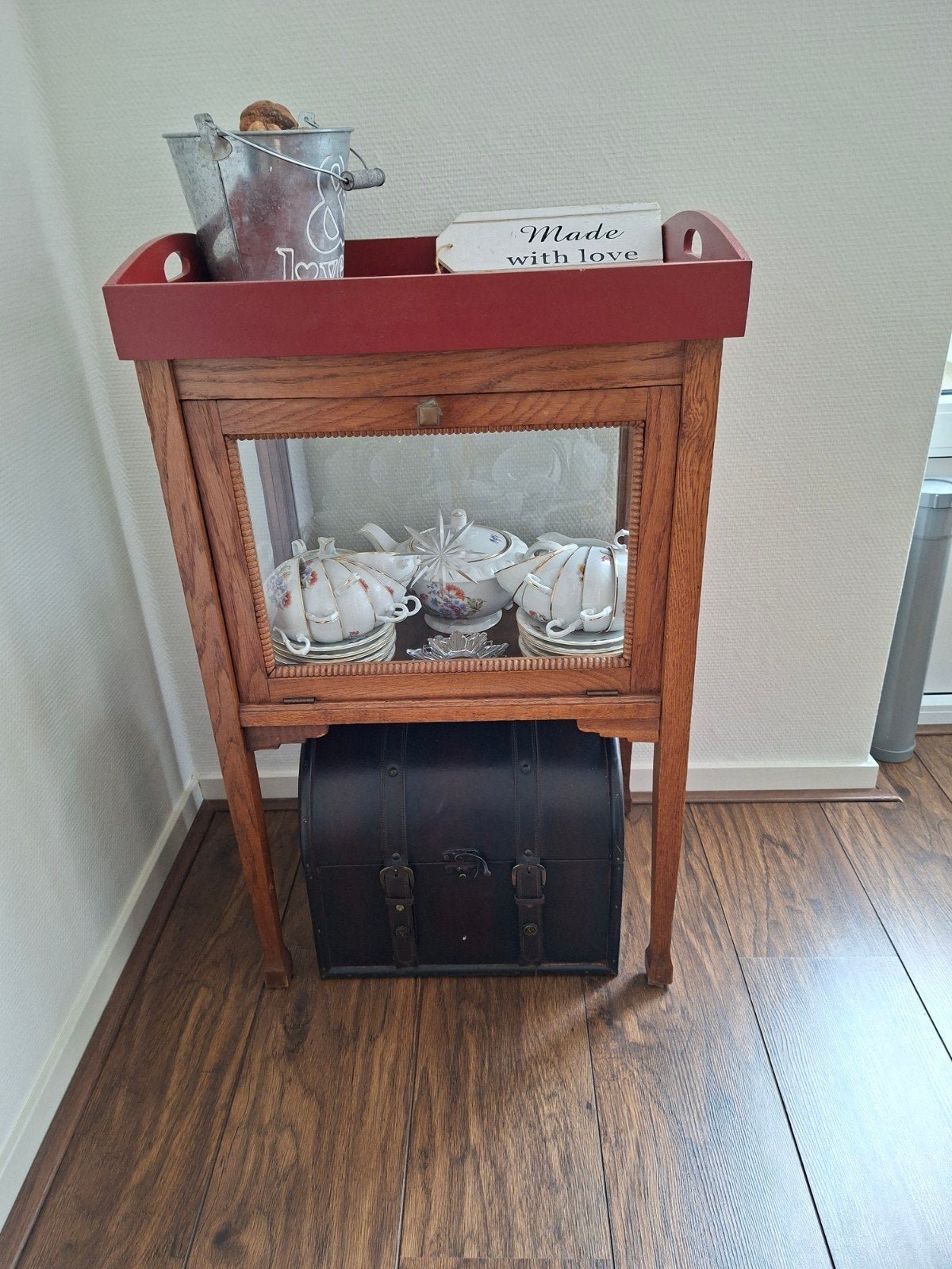 Antiek kastje met compleet 70 jaar oud servies, Ophalen