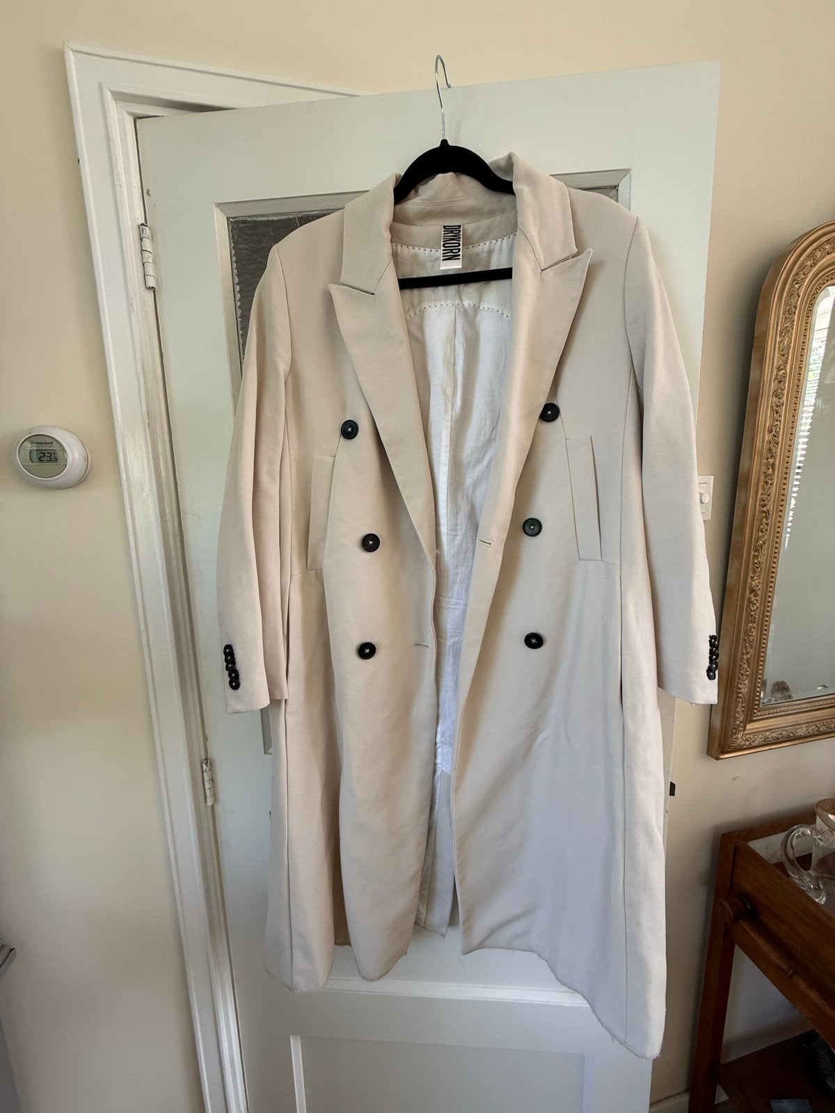 DRYKORN Lange Beige Jas - Stijlvolle Trenchcoat, Ophalen of Verzenden, Gedragen, Maat 38/40 (M), Beige