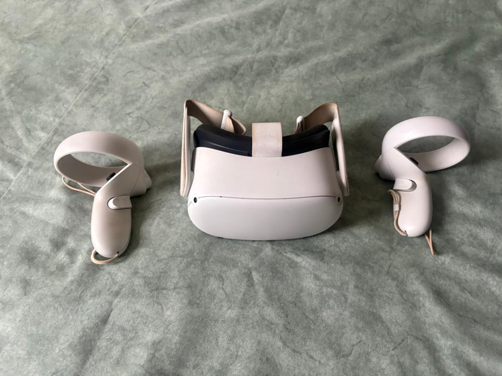 Meta Quest 2 VR-bril met controllers, Ophalen of Verzenden, Zo goed als nieuw, VR-bril, Overige platformen