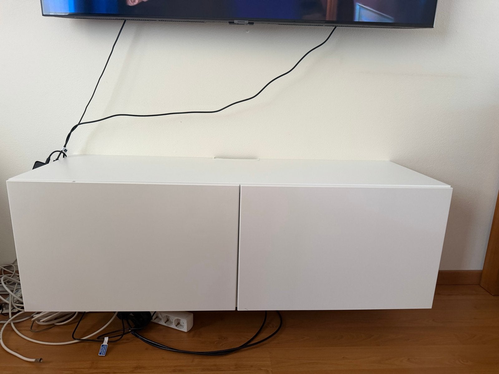 Witte zwevende tv-kast met twee deuren, Overige materialen, Gebruikt, 100 tot 150 cm, Ophalen of Verzenden