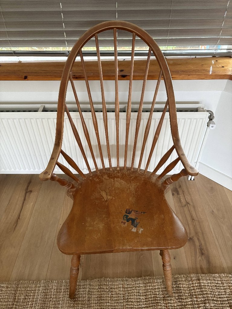 Vintage Wooden Windsor Armchair | Timeless Classic | €50, Ophalen, Gebruikt, Bruin, Eén