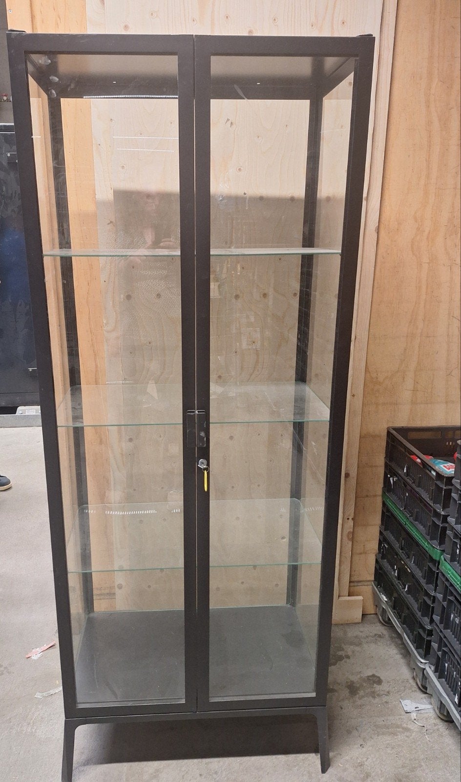 IKEA Milsbo Vitrinekast Antraciet, Huis en Inrichting, Kasten | Vitrinekasten, Ophalen, 50 tot 100 cm, Glas, 150 tot 200 cm