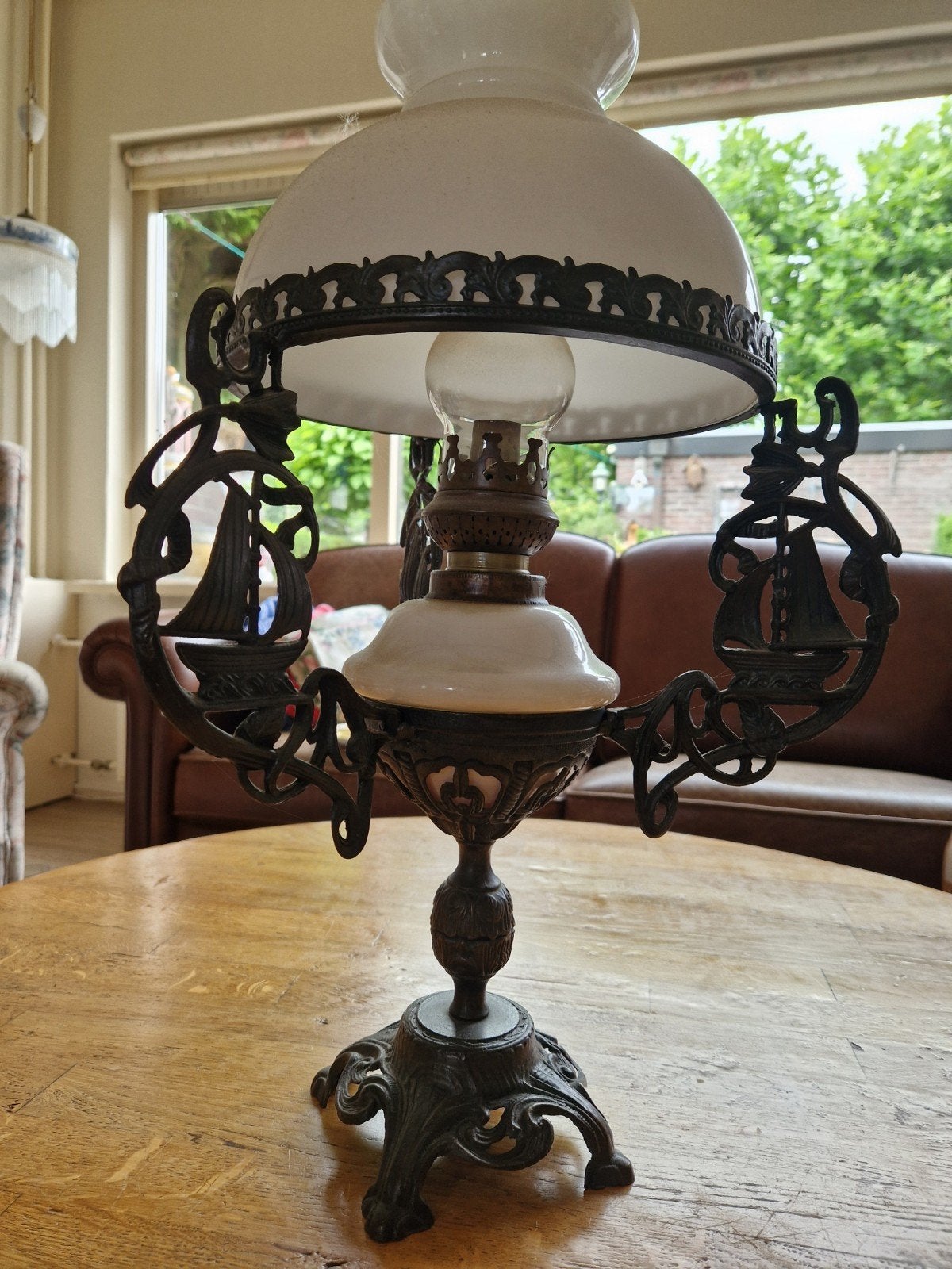 Antieke staande olielamp met scheepsdecoratie, Ophalen