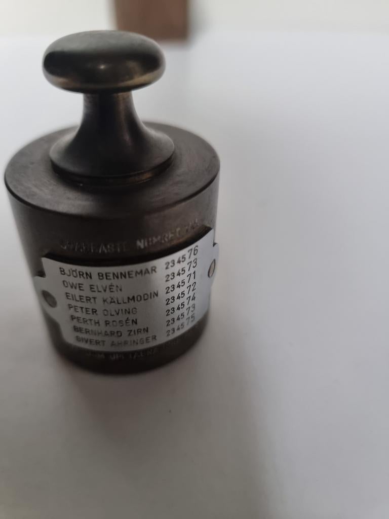 Vintage messing gewicht met namen en nummers, Ophalen of Verzenden