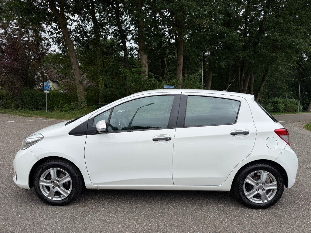 Toyota YARIS 1.0 VVT-I - Nwe koppeling - Airco - APK 04-2027, Auto's, Euro 5, Gebruikt, 750 kg, Wit