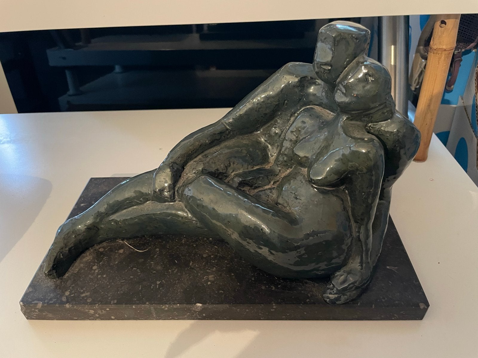 Abstract sculptuur van een liefdespaar op marmeren sokkel, Ophalen, Groep mensen, Geglazuurd, 20 - 50 cm