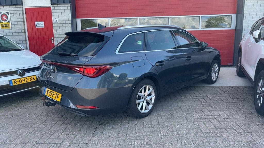 SEAT Leon Sportstourer 1.0 TSI Style Launch Edition TREKHAAK, Auto's, Stof, Gebruikt, Euro 6, Leon