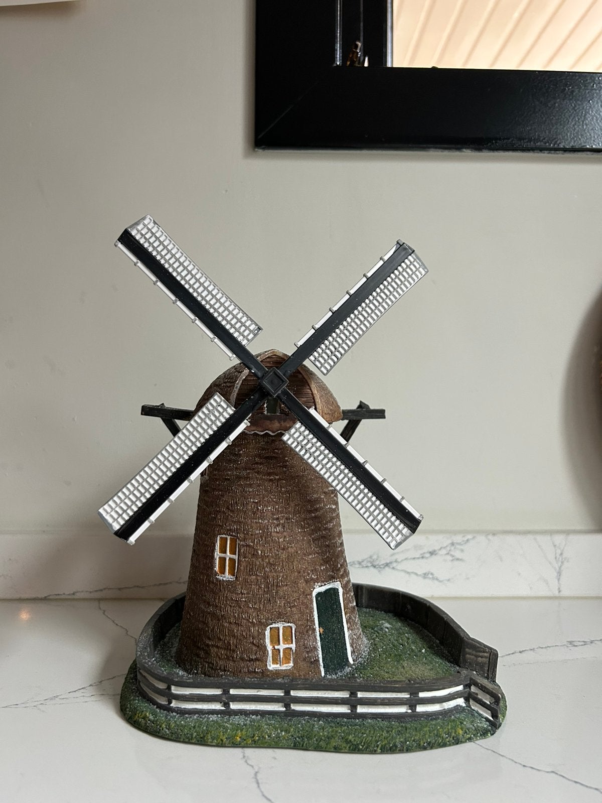 Intratuin Kerstdorp Molen met rieten dak & adapter, Diversen, Ophalen of Verzenden, Zo goed als nieuw