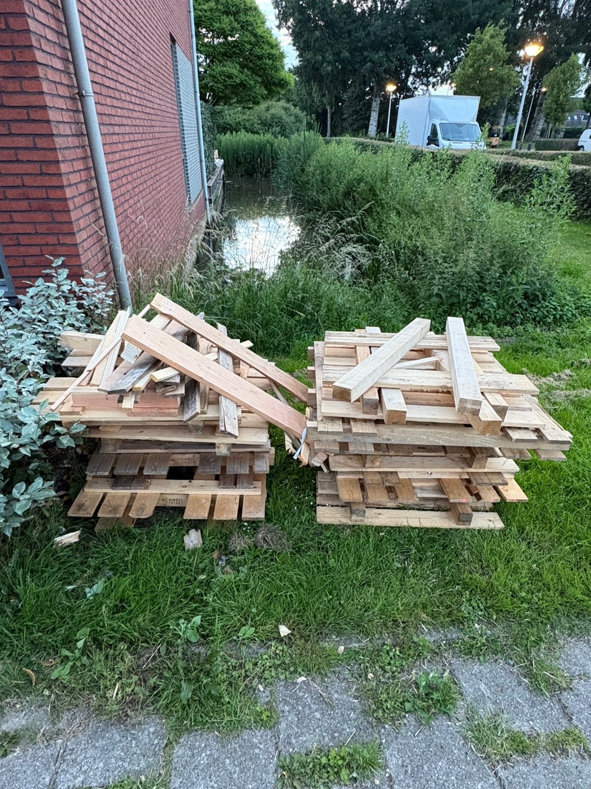 MBI statiegeld pallets en resthout. Droog, Tuin en Terras, Haardhout, Minder dan 3 m³, Ophalen