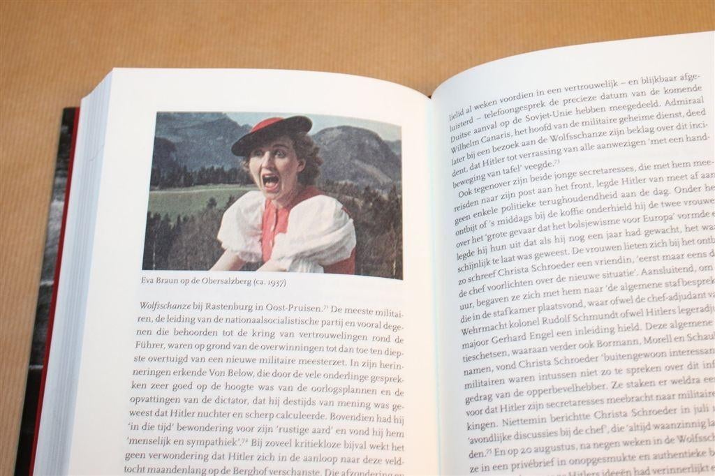 Eva Braun — Leven met Hitler, Biografie [2011], Boeken, Ophalen of Verzenden, Zo goed als nieuw, Sport