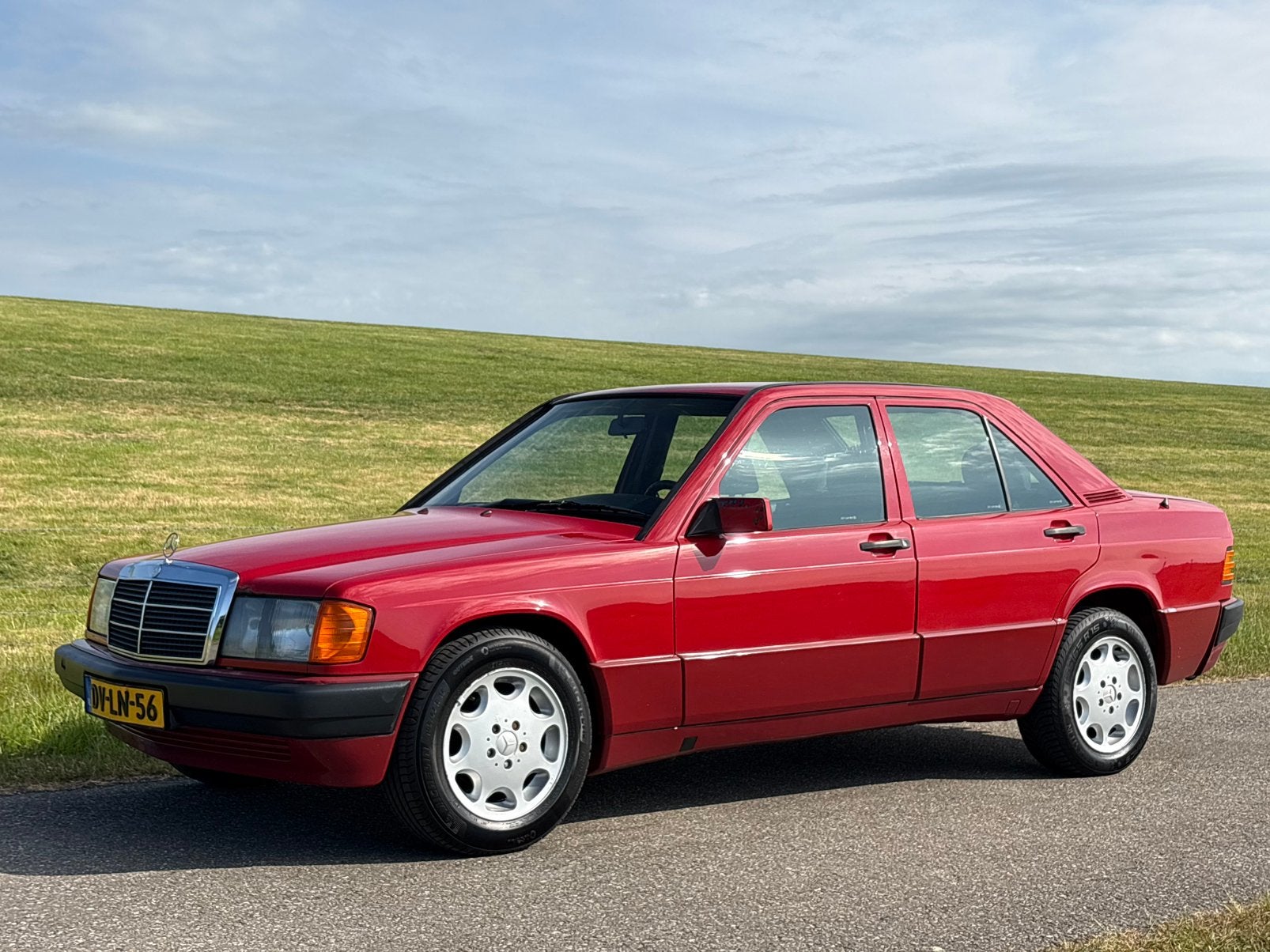 Mercedes-Benz 190 E 1992 Rood | APK 05-2028 | lmv | goed oh, Auto's, Mercedes-Benz, Voorwielaandrijving, Stof, Zwart, 4 cilinders