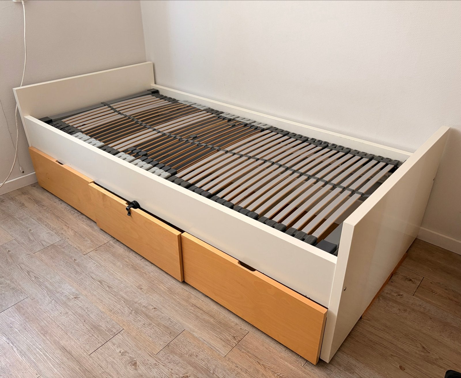 IKEA bed 90x200 met brede ombouw (excl. matras), Huis en Inrichting, Slaapkamer | Bedden, Ophalen, 90 cm, Eenpersoons, Wit