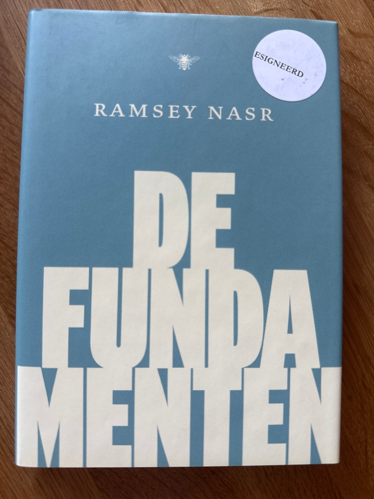 De Fundamenten - Ramsey Nasr (Gesigneerd), Boeken, Ophalen of Verzenden, Zo goed als nieuw, Nederland
