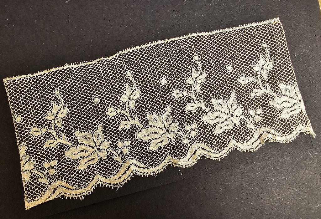 Antiek fijn Frans kant 30cm x 9,5cm Rijselse kant? nr.109, Ophalen of Verzenden, Kant