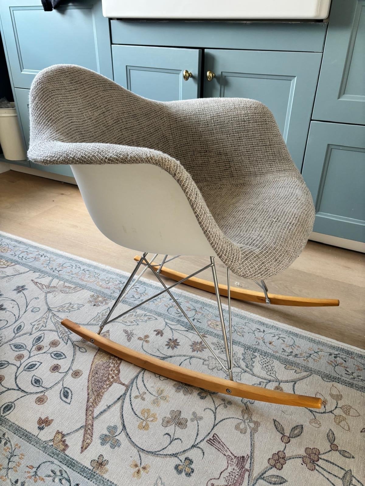 Eames RAR Schommelstoel replica - Grijs gestoffeerd, Huis en Inrichting, Ophalen, Zo goed als nieuw, Hout, Eén