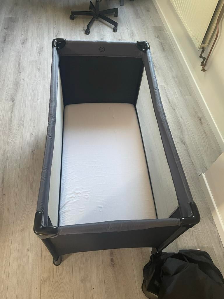 Campingbedje Qute Q-sleep met matras en muskietennet, Ophalen, Zo goed als nieuw, Minder dan 140 cm, Matras