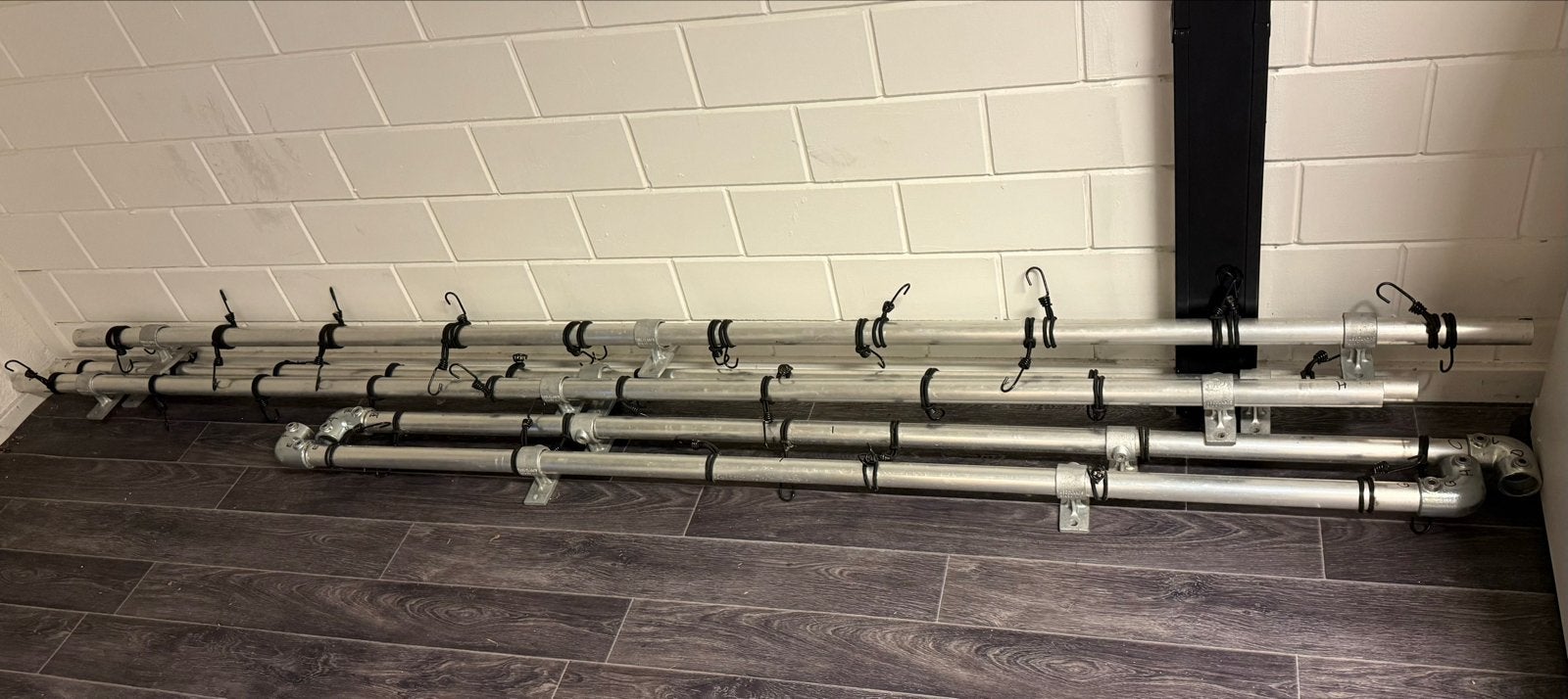Aluminium buizen 42 mm (32m) met hoeken en wandmontage, Ophalen, Gebruikt, 250 mm of meer, Overige typen