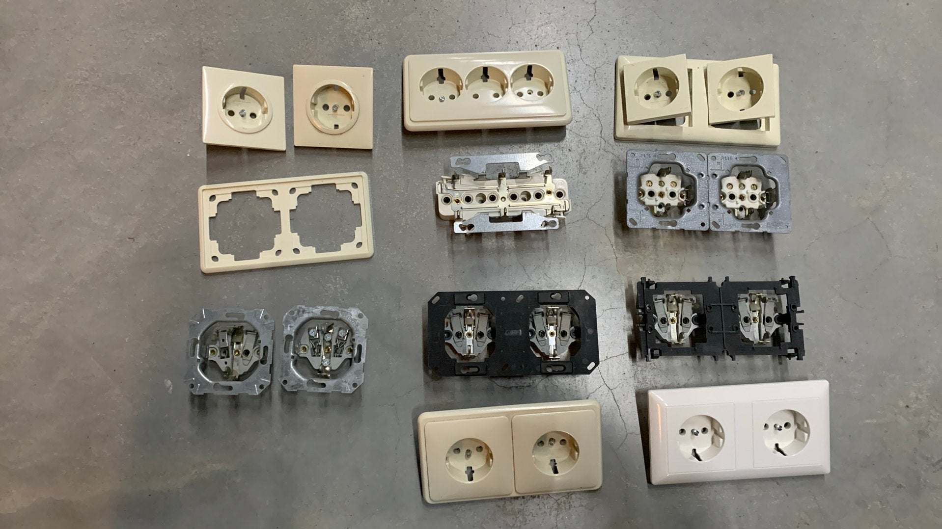 Partij 250+ 2v wandcontactdozen, Gira, Jung, PH, Gebruikt, Ophalen, Gebruikt, X, Stopcontact