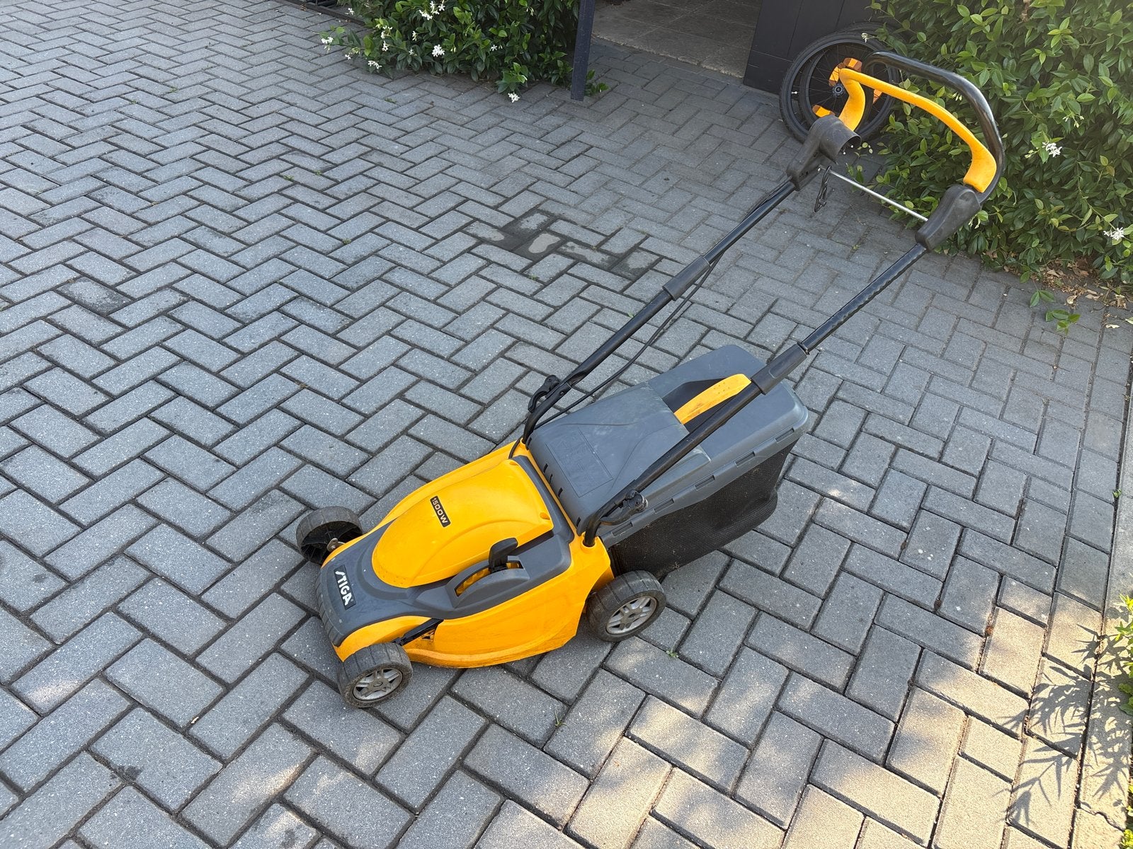 Stiga elektrische grasmaaier 1500W met opvangbak, Tuin en Terras, Grasmaaiers, Cirkelmaaier, Gebruikt, Elektrische grasmaaier