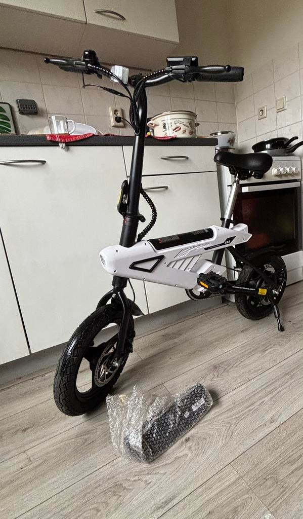 Avdl bike A02 bijna bijna nieuw! 2 accu’s, Fietsen en Brommers, Steps, Zo goed als nieuw, Elektrische step (E-scooter), Ophalen of Verzenden
