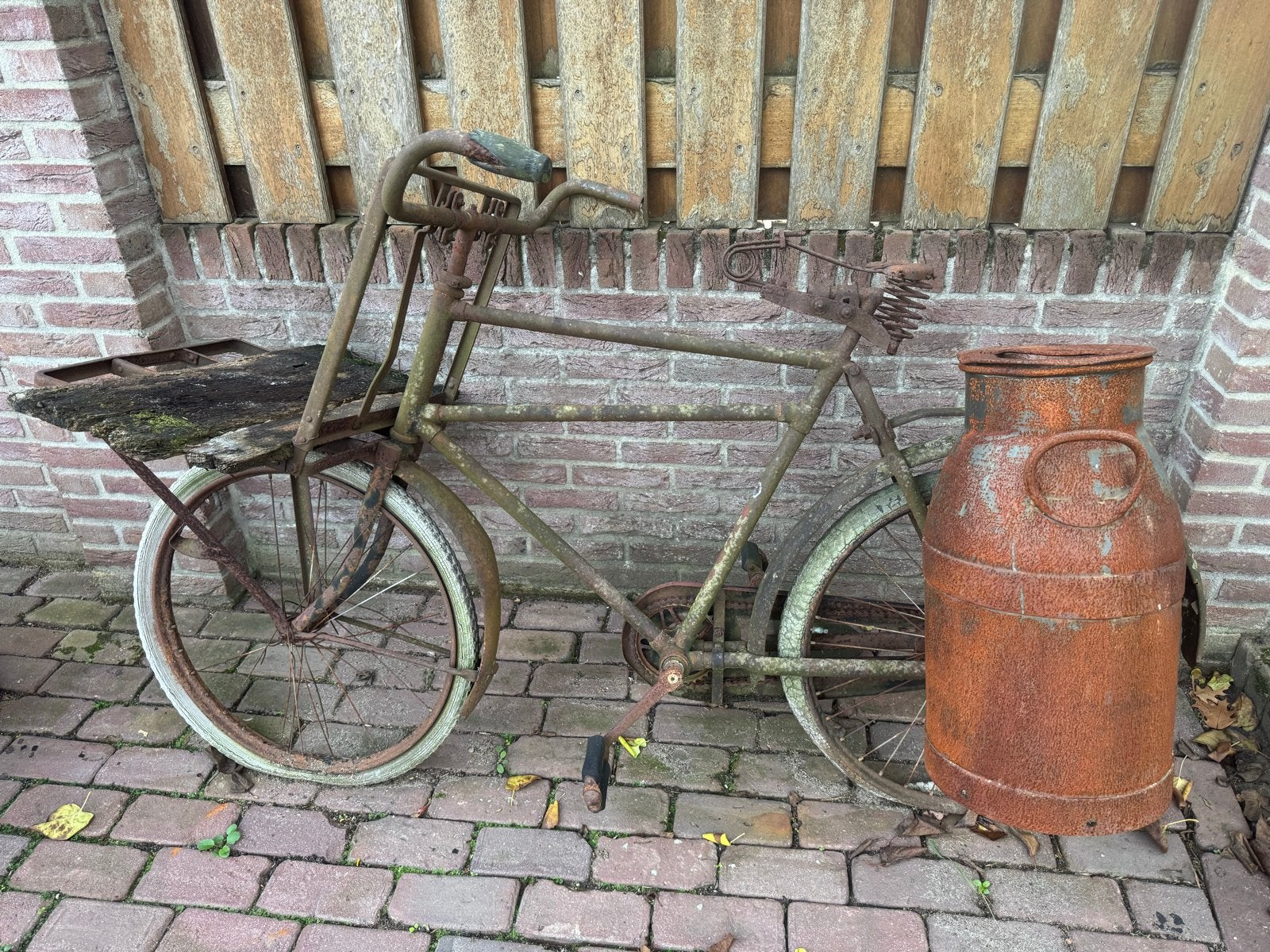 Oude vintage transportfiets voor decoratie inclusief melkbus, Fietsen en Brommers, Ophalen, Jaren '20 of ouder