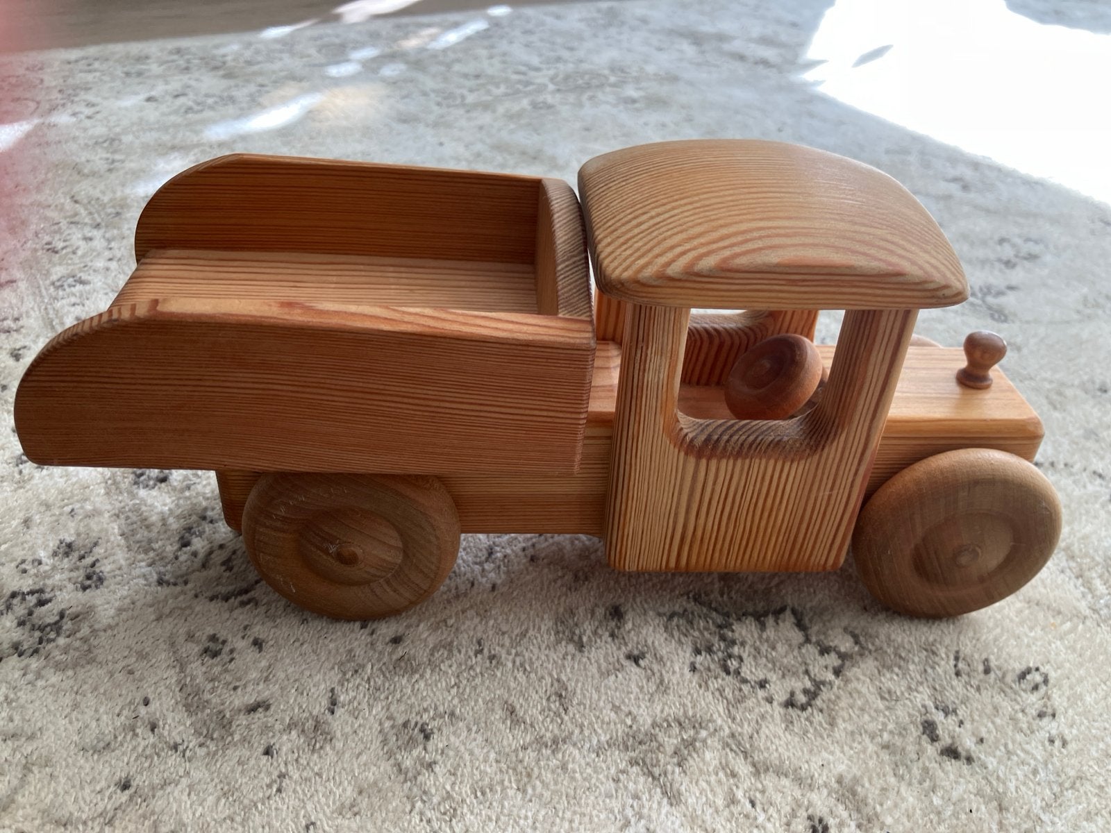 Houten kiepwagen Debresk - handgemaakt speelgoed, Ophalen of Verzenden, Zo goed als nieuw, Rij- of Hobbelspeelgoed