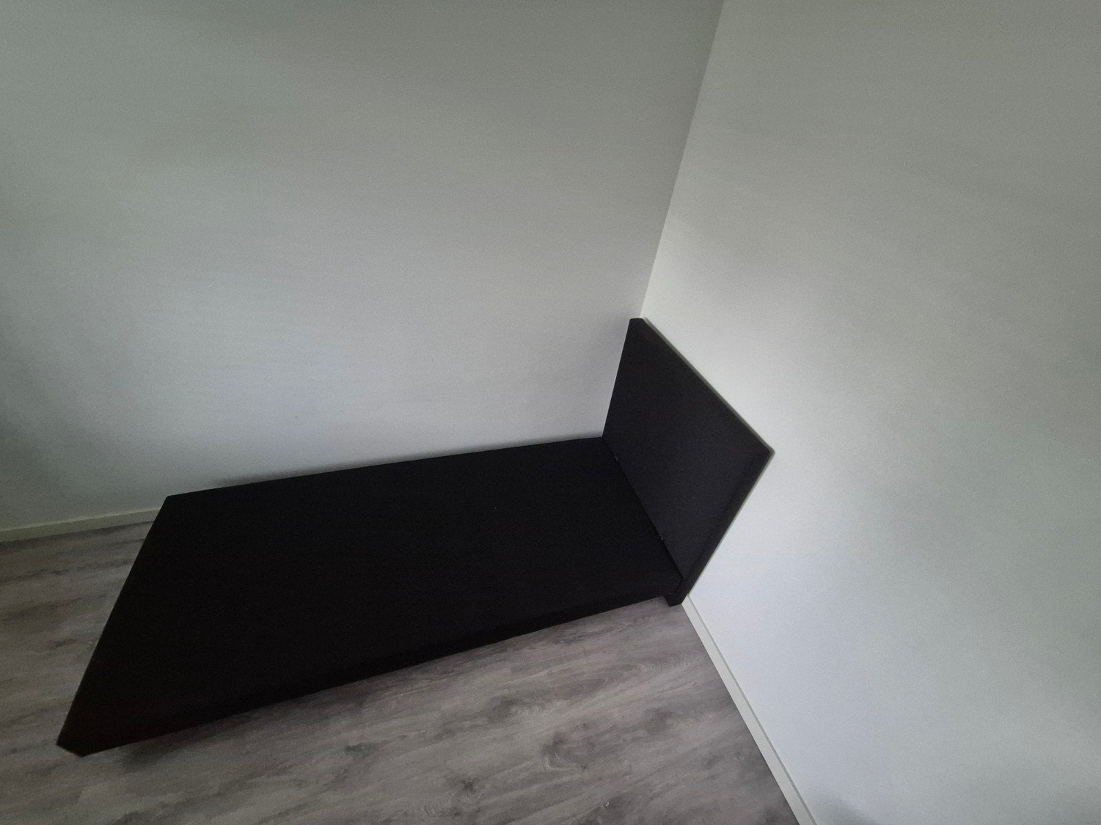 Zwart eenpersoonsbed - Ideaal voor kleine ruimtes, Huis en Inrichting, Slaapkamer | Bedden, Ophalen, Gebruikt, 90 cm, Eenpersoons