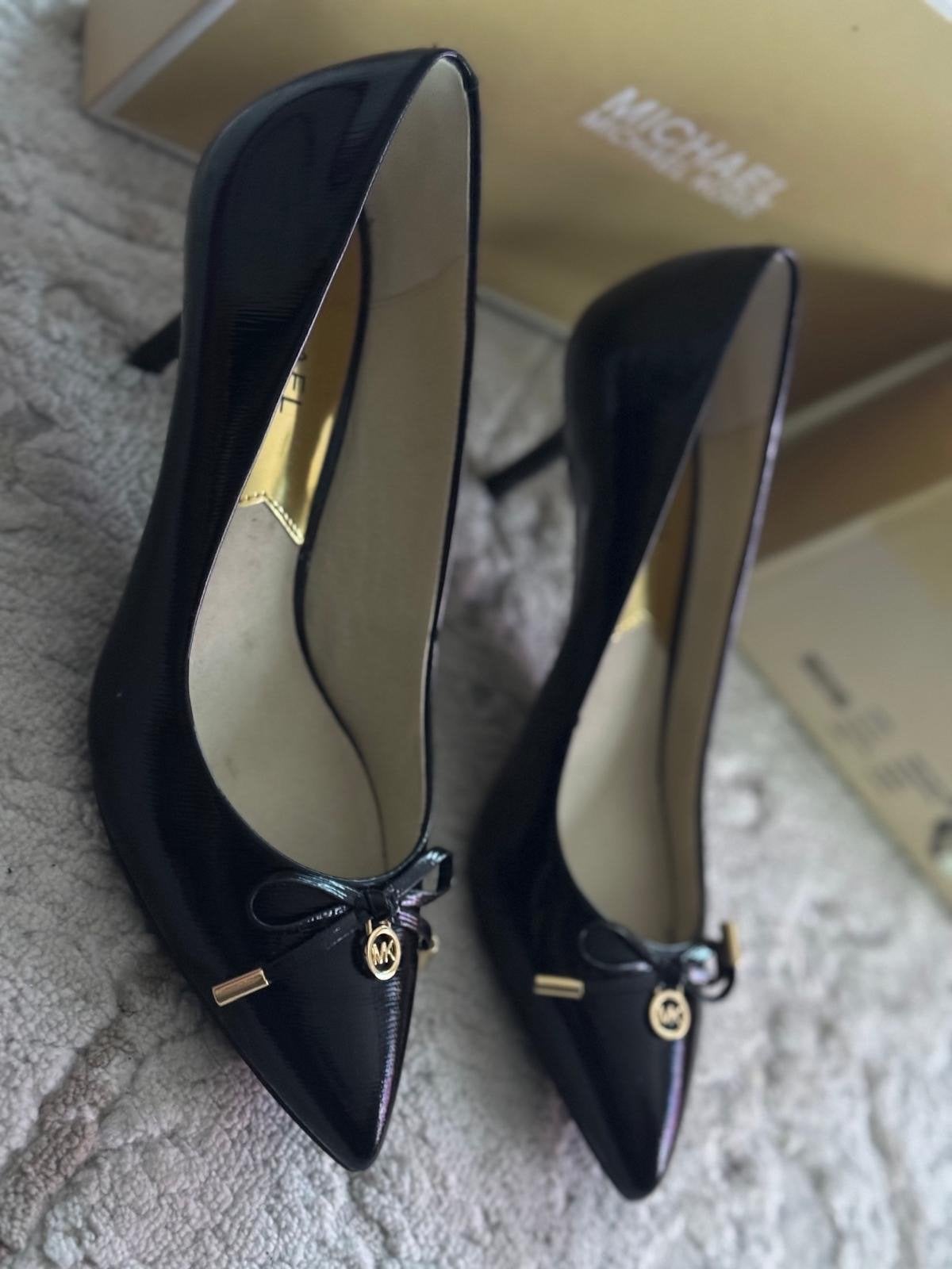 Michael Kors Zwarte Lakleren Pumps met Strikje. Maat 39,5, Kleding | Dames, Ophalen, Zo goed als nieuw, Zwart, Pumps