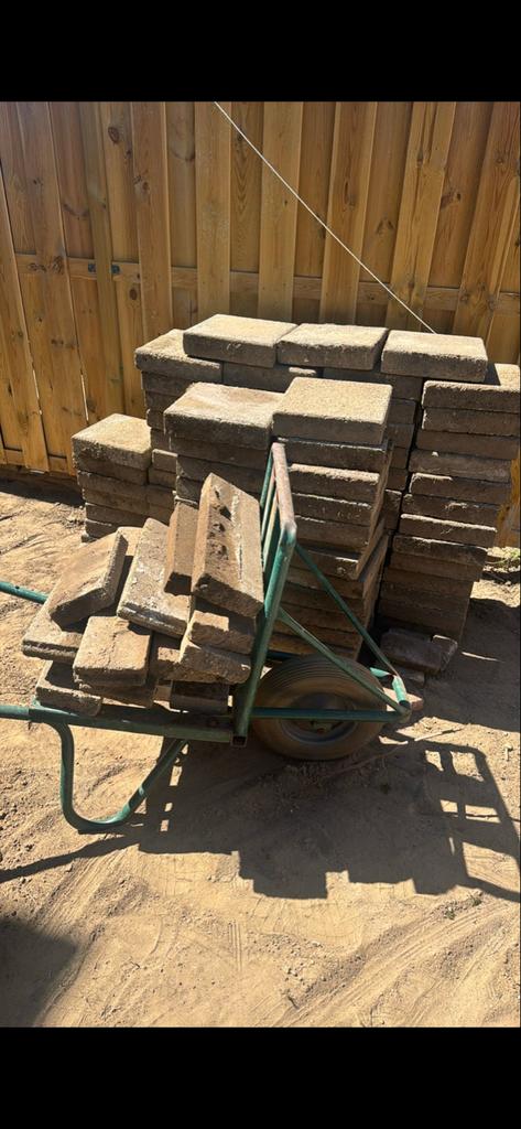 Gratis af te halen: Stoeptegels 30x30 en opsluitbanden, Tuin en Terras, Tegels en Klinkers, Ophalen, Gebruikt, 10 m² of meer, Beton