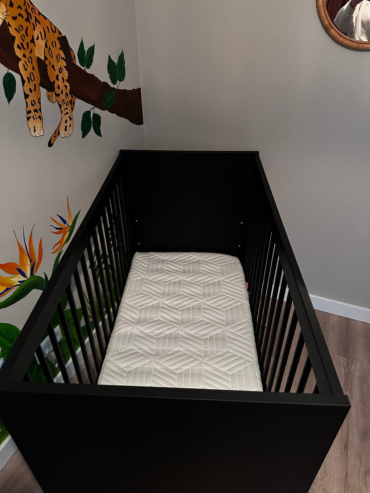 Zwart ledikant met matras van Kidsmill zgan! Nieuw €988, Kinderen en Baby's, Babywiegjes en Ledikanten, Ophalen, Zo goed als nieuw
