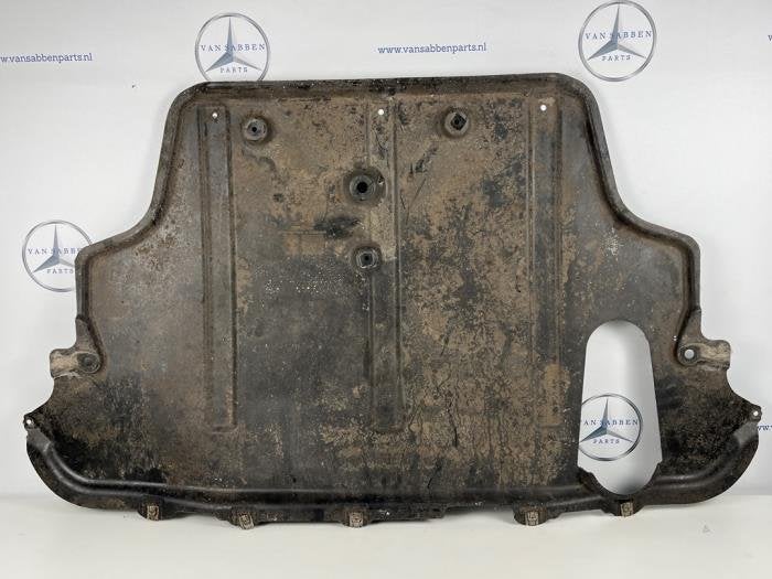 Beschermplaat bodem van een Mercedes A-Klasse