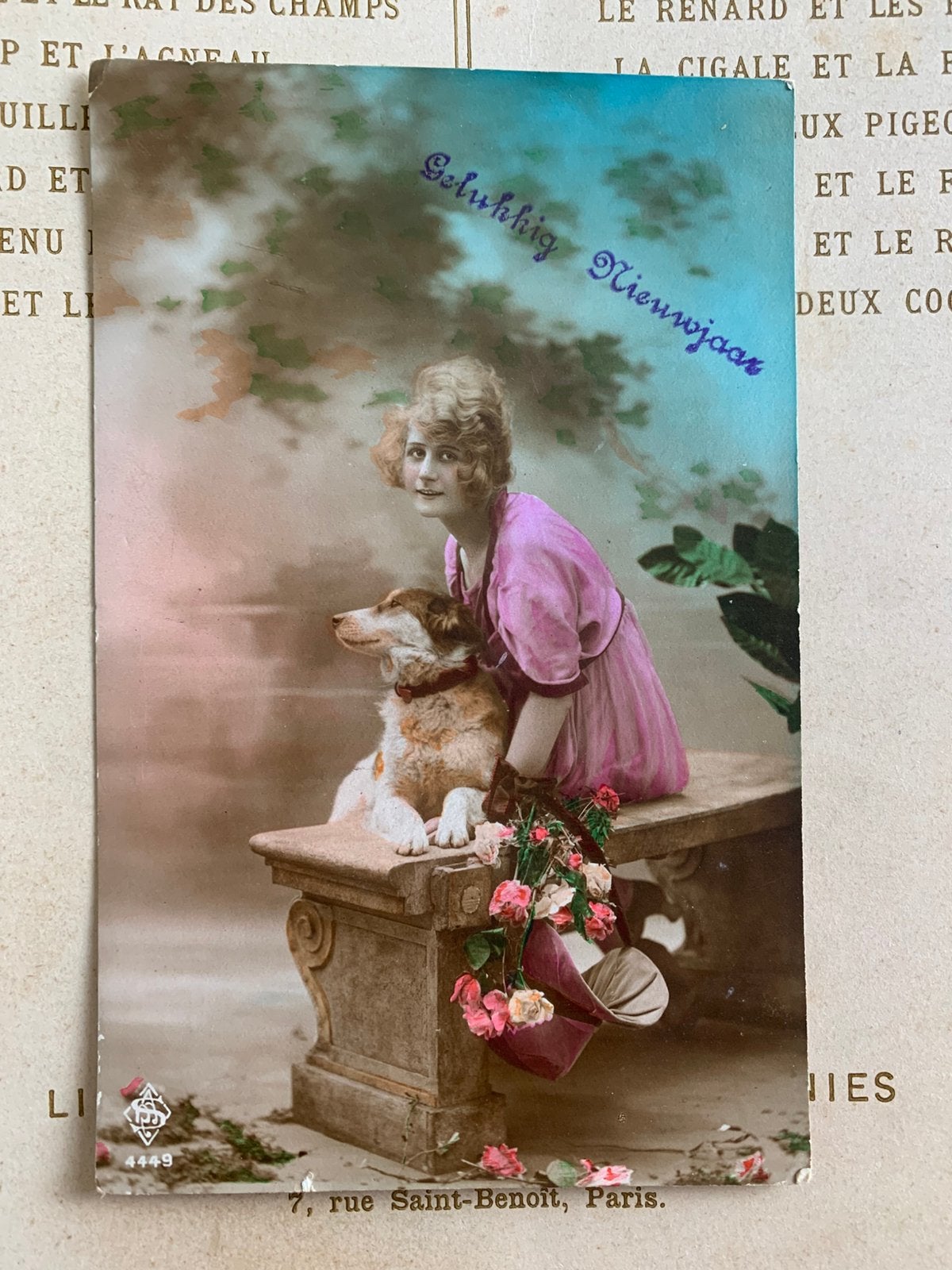 1921 Gelukkig Nieuwjaar - dame met hond, Ophalen of Verzenden, 1920 tot 1940, Gelopen, Feest(dag)