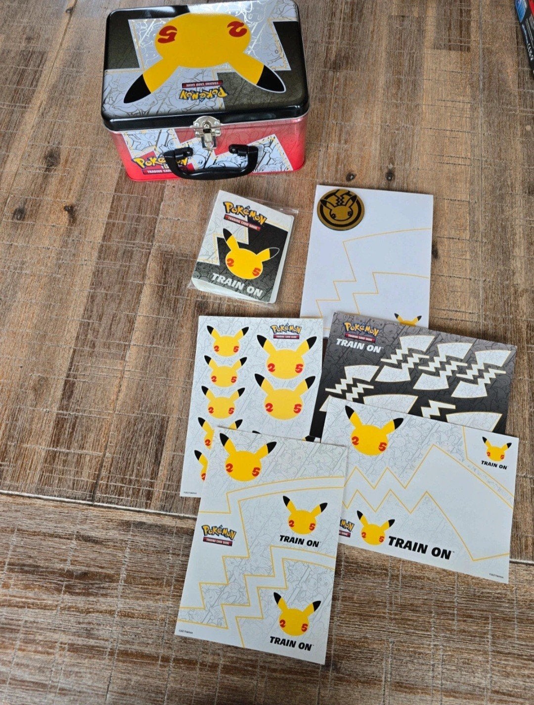 Pokémon Collectors Chest 25th Anniversary (Zie inhoud), Ophalen of Verzenden, Zo goed als nieuw, Overige typen