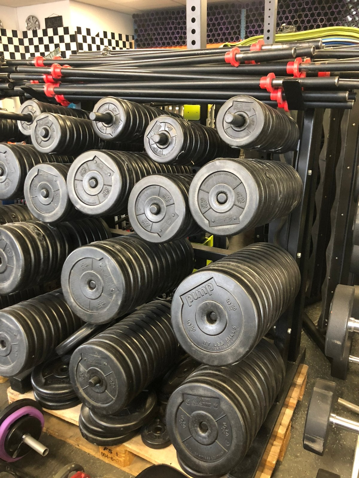 20 x les mills bodypump set incl rek gewichten en stangen, Sport en Fitness, Fitnessmaterialen, Ophalen, Gebruikt, Stangen en schijven