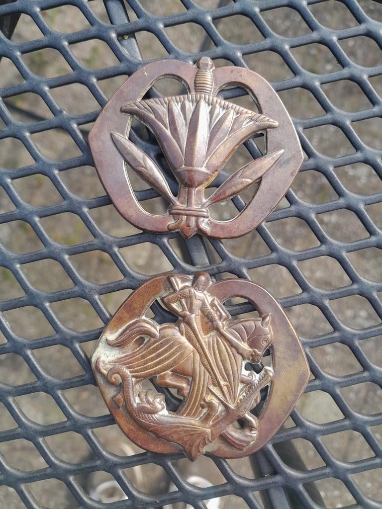 2x embleem Huzaren en Administratie, Ophalen of Verzenden, Landmacht, Nederland, Embleem of Badge