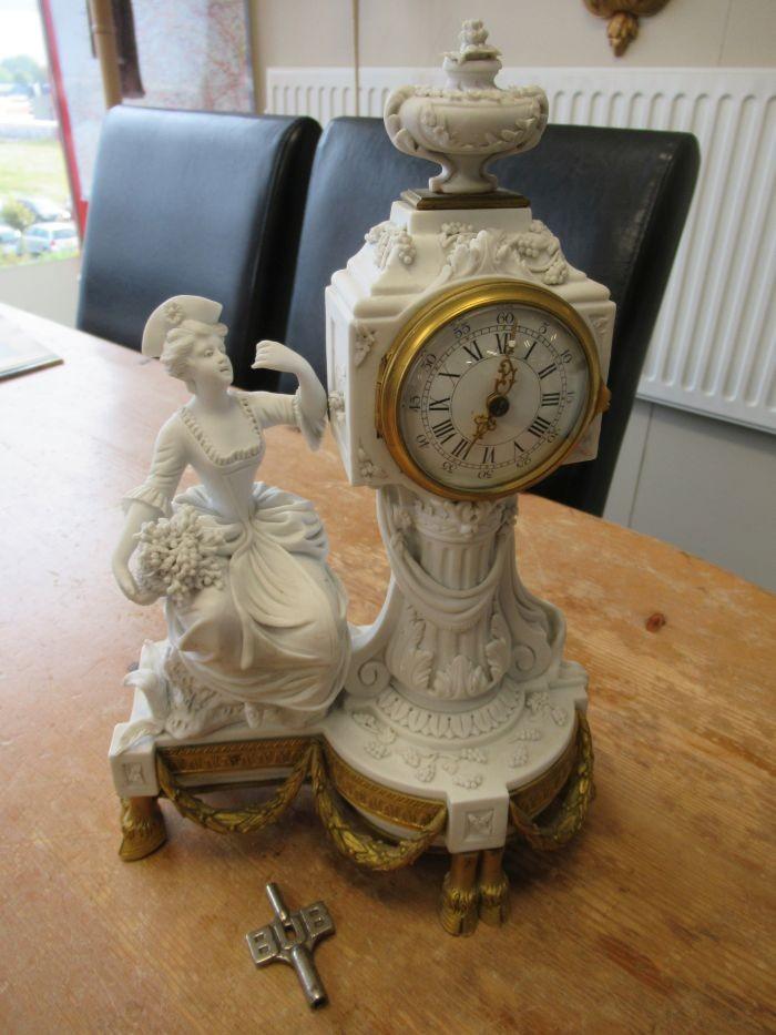 Oer 10255 antieke MINI biscuit pendule met bokkenpootjes, Antiek en Kunst, Ophalen