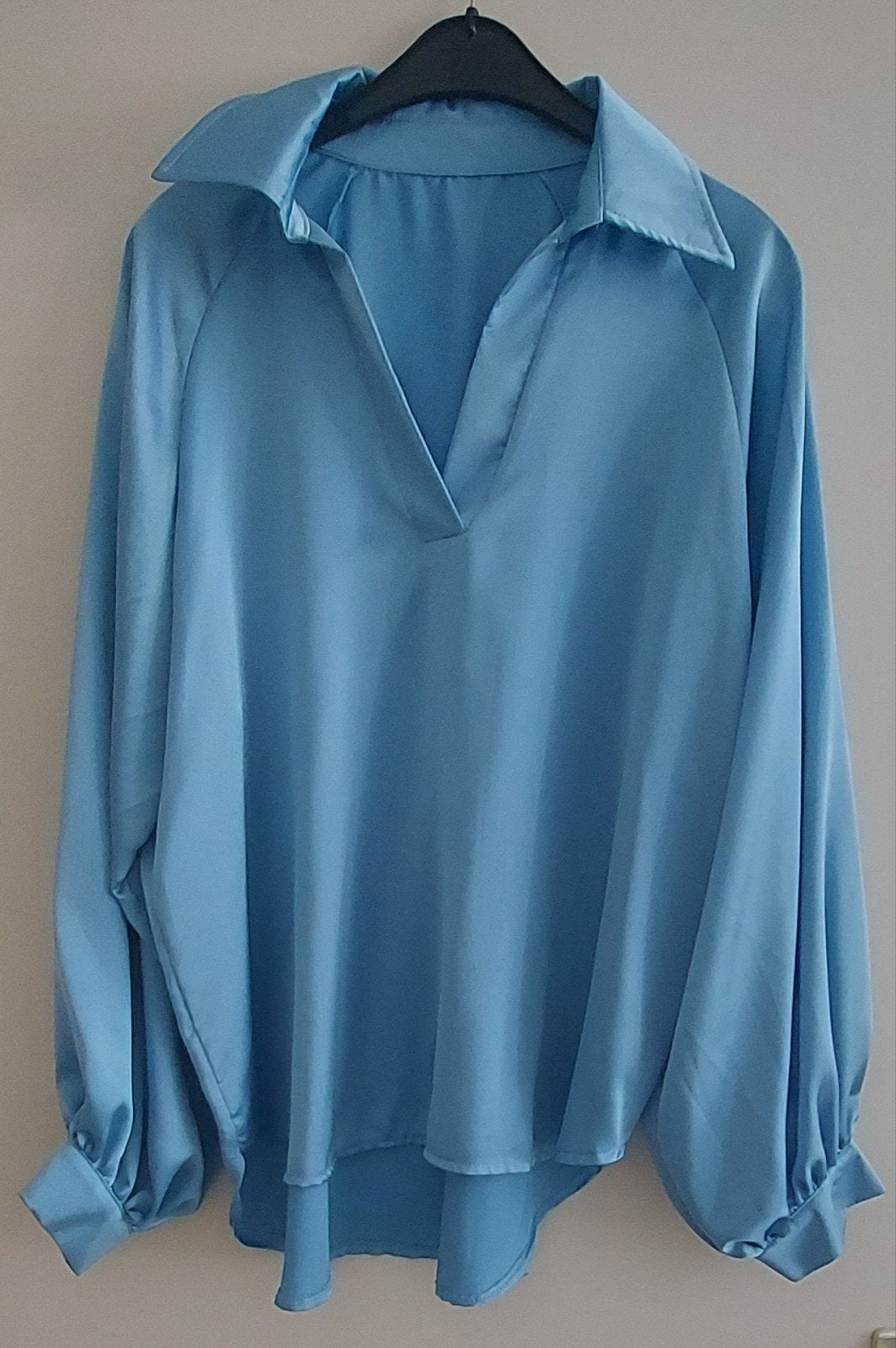 Mooie blauwe satijnlook blouse - valt als L/XL, Ophalen of Verzenden, Zo goed als nieuw, Maat 42/44 (L), Blauw