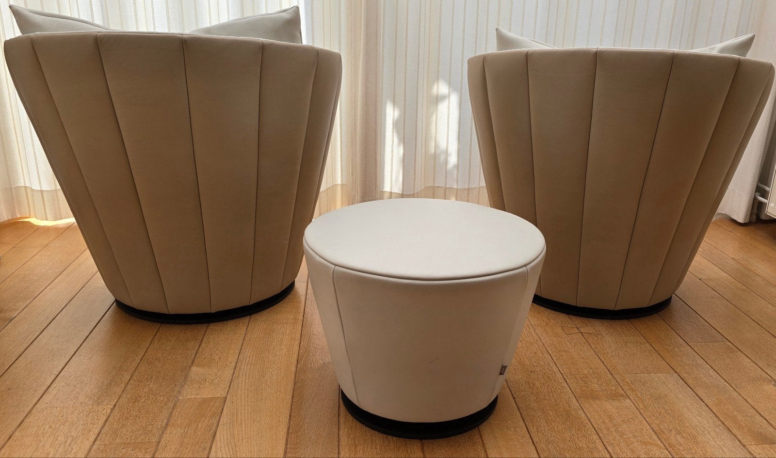 Twee leren stoeltjes met leren poef, Huis en Inrichting, Stoelen, Ophalen, Zo goed als nieuw, Twee