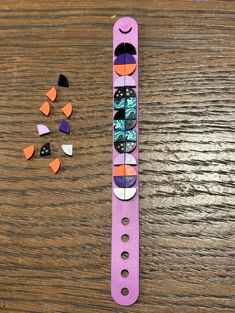 Paarse armband met gekleurde tegeltjes, Gebruikt, Paars, Kunststof of Plastic, Ophalen of Verzenden