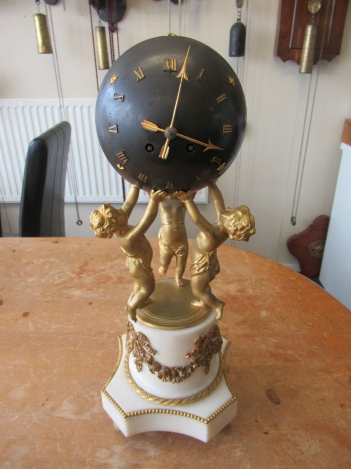 Oer 10926 ANTIEKE grote pendule "3 kindjes dragen wereldbol", Ophalen